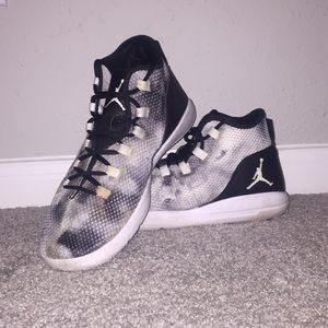 Different colored grey Jordan’s size 10